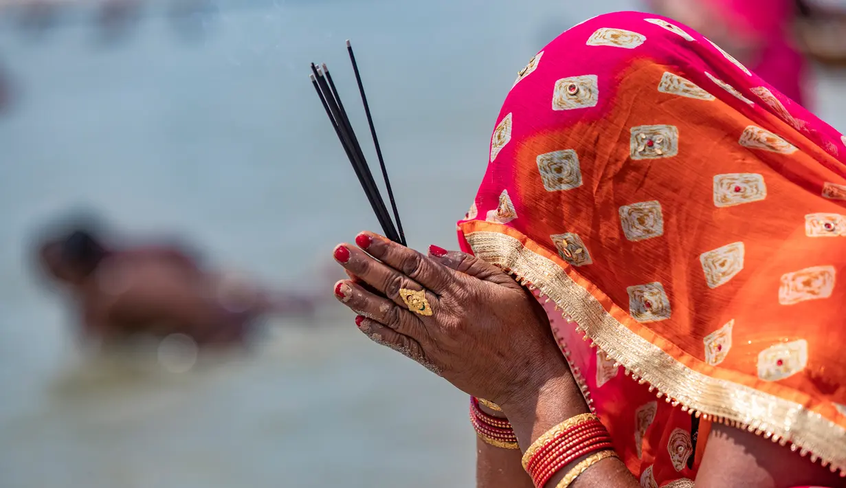 Umat Hindu berdoa di Sungai Gangga, selama festival Ganga Dussehra, di Prayagraj, India (1/6/2020). Ratusan umat Hindu melakukan pencucian suci meskipun jemaat di tempat-tempat keagamaan terus dilarang selama penguncian coronavirus nasional. (AP Photo/Rajesh Kumar Singh)