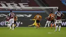 Pemain West Ham United Andriy Yarmolenko (ketiga kanan) mencetak gol ke gawang Hull City pada pertandingan Piala Liga Inggris di London Stadium, London, Inggris, Selasa (22/9/2020). West Ham United mengalahkan Hull City 5-1. (AP Photo/Alastair Grant, Pool)