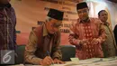Direktur Utama Pertamina Dwi Soetjipto menandatangani nota kesepahaman (MoU) di Gedung PBNU, Jakarta, Rabu (4/1). Kerja sama ini ditandai dengan penandatanganan nota kesepahaman yang akan menjadi landasan kerjasama. (Liputan6.com/Faizal Fanani)