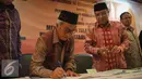 Direktur Utama Pertamina Dwi Soetjipto menandatangani nota kesepahaman (MoU) di Gedung PBNU, Jakarta, Rabu (4/1). Kerja sama ini ditandai dengan penandatanganan nota kesepahaman yang akan menjadi landasan kerjasama. (Liputan6.com/Faizal Fanani)