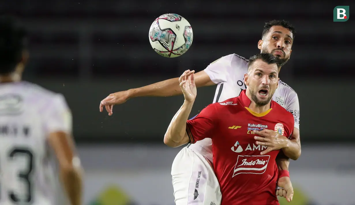 Peran Willian Pacheco di lini belakang sang juara Bali United sangat besar pada musim ini. Memiliki postur tinggi, ia sering memenangkan duel udara dari lawan-lawannya. Pacheco juga memiliki kebugaran yang bagus dengan mencatatkan 30 penampilan di BRI Liga 1 2021/22. (Bola.com/Bagaskara Lazuardi)