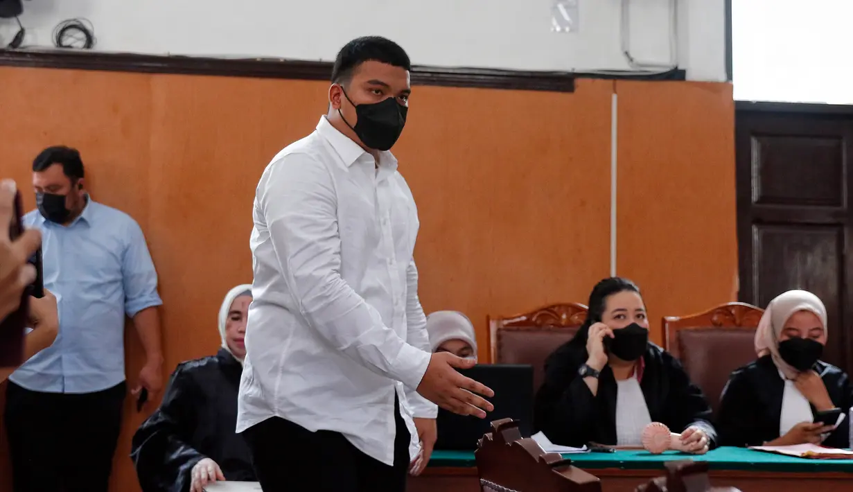 Hakim Alimin pun menanyakan tanggapan jaksa penuntut umum (JPU) terkait permohonan tersebut. Dalam hal ini, jaksa meminta majelis hakim tetap menggabungkan persidangan. (Liputan6.com/Angga Yuniar)