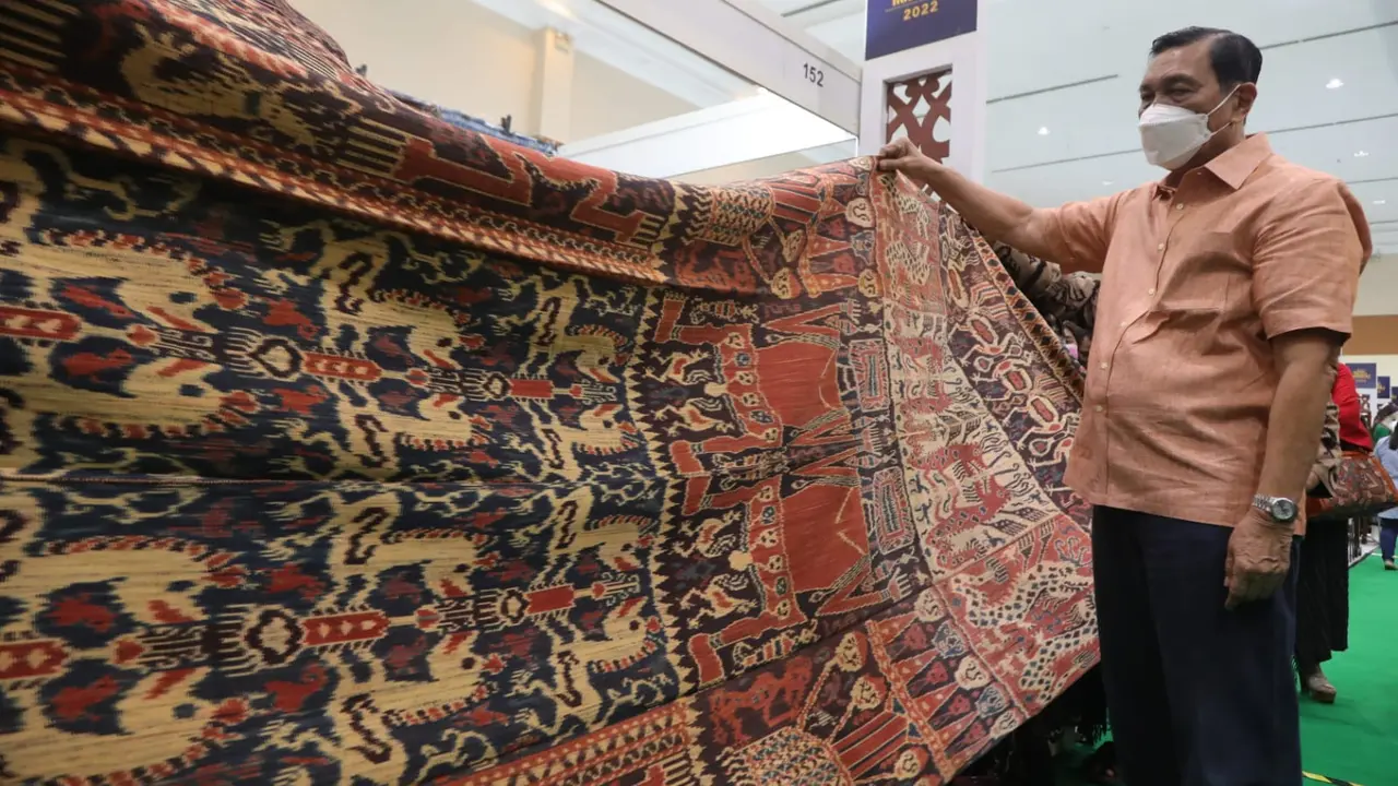 Potret Menko Luhut Kunjungi Pameran Adiwastra Nusantara 2022