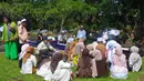 Tradisi ziarah kubur terus dijaga oleh sebagian masyarakat, sebagai bagian dari nilai budaya dan spiritual yang melekat dalam perayaan Idul Fitri. Tampak dalam foto, warga saat melakukan ziarah kubur usai melaksanakan salat Idulfitri 1447 Hijriah di salah satu Tempat Pemakaman Umum (TPU), Cibinong, Kabupaten Bogor, Jawa Barat, Sabtu (21/3/2026). (Kapanlagi.com/Budy Santoso)