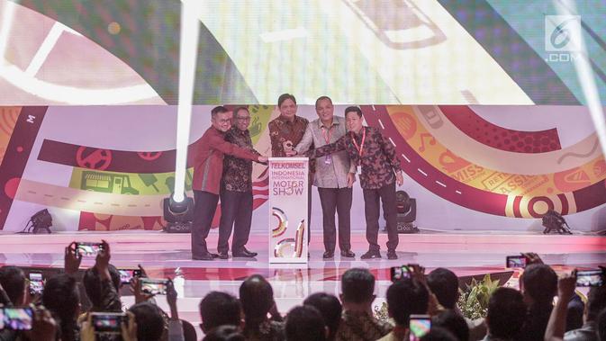 Menteri Perindustrian Airlangga Hartarto (tengah) membuka secara simbolis Indonesia International Motor Show (IIMS) 2019 di JiExpo Kemayoran, Jakarta, Kamis (25/4). Acara yang digelar 25 April hingga 5 Mei 2019 tersebut mengusung konsep 'Your Infinite Automotive Experience'. (Liputan6.com/Faizal Fan
