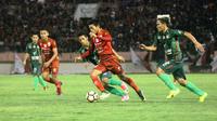 Persis Solo bermain imbang tanpa gol kala menjamu Persatu Tuban dalam uji coba di Stadion Manahan, Sabtu (17/6/2017) malam. (Bola.com/Ronald Seger)