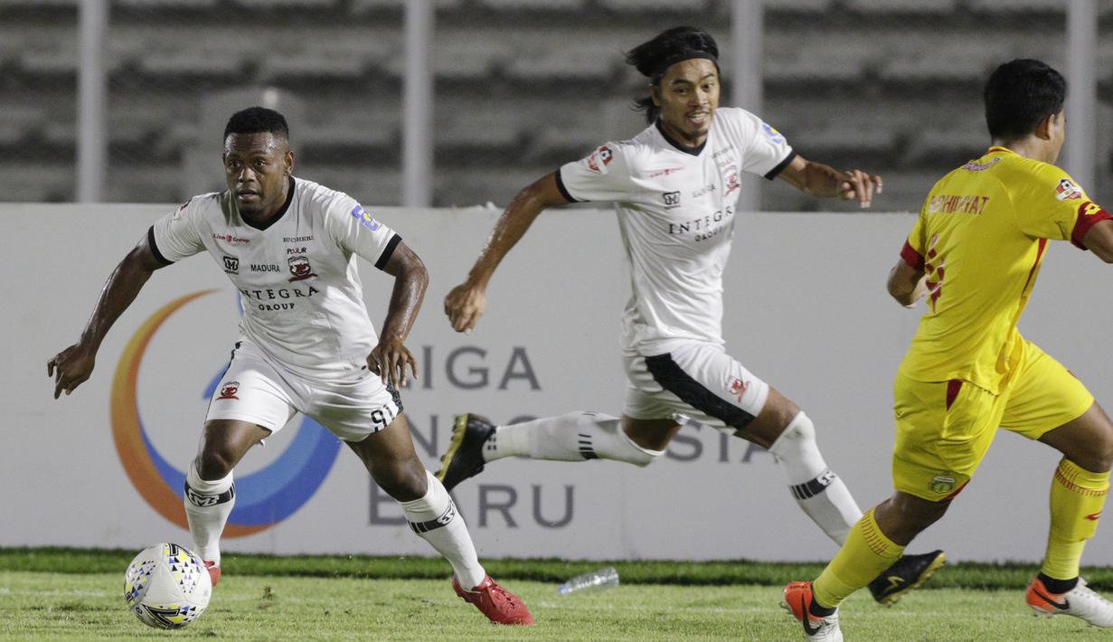 Gelandang Madura United, David Laly, menggiring bola saat melawan Bhayangkara FC pada laga Liga 1 2019 di Stadion Madya, Jakarta, Senin (5/8). Kedua tim bermain imbang 1-1. (Bola.com/M iqbal Ichsan)