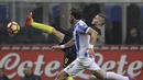 Aksi pemain nter Milan, Mauro Icardi (kanan) saat berebut bola dengan pemain Pescara, Guglielmo Stendardo pada laga lanjutan Serie A di  Giuseppe Meazza stadium, Milan (28/1/2017). Inter menang 3-0.  (AP /Luca Bruno)