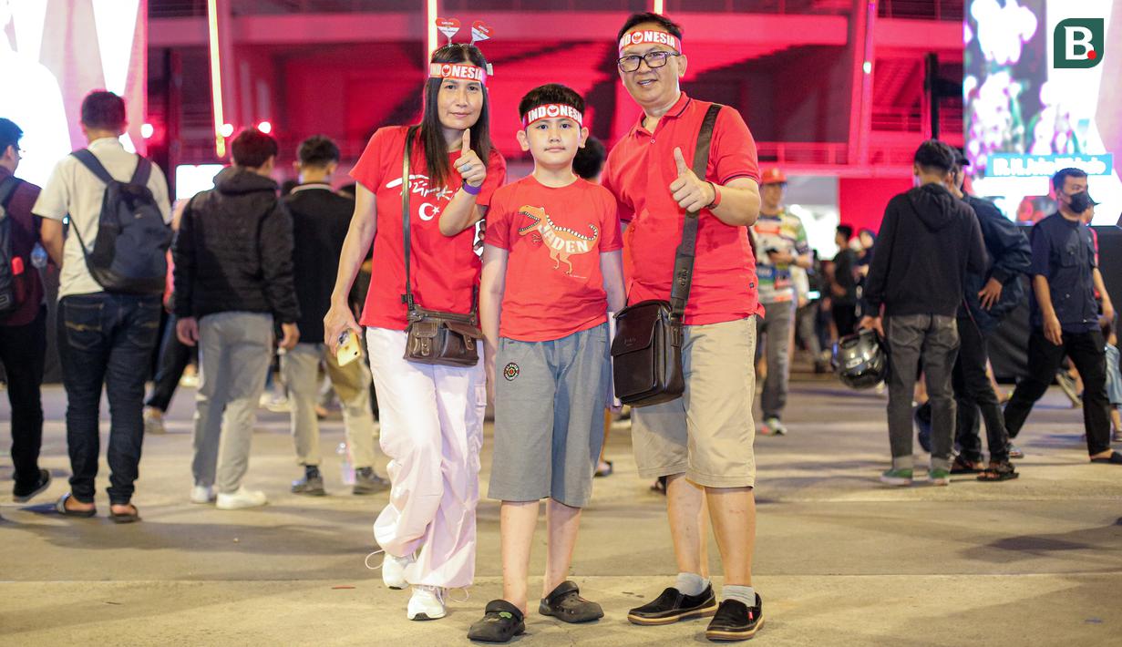 Ferri Yulianto (kanan) bersama istri, Popon Wina dan anaknya, Arlingga Rajendra (tengah) datang dari Petukangan Utara, Jakarta Selatan untuk nonton bareng laga semifinal Piala Asia U-23 antara Timnas Indonesia U-23 melawan Uzbekistan U-23 di Kompleks Stadion Utama Gelora Bung Karno (SUGBK), Senayan, Jakarta, Senin (30/04/2024). (Bola.com/Bagaskara Lazuardi)