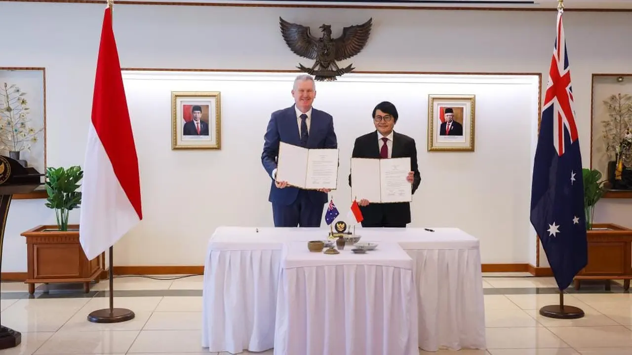 Menteri Seni Budaya Australia, Anthony Burke, secara simbolis menyerahkan 6 buah keramik kepada Duta Besar RI, Siswo Pramono. (Dok KBRI Canberra)