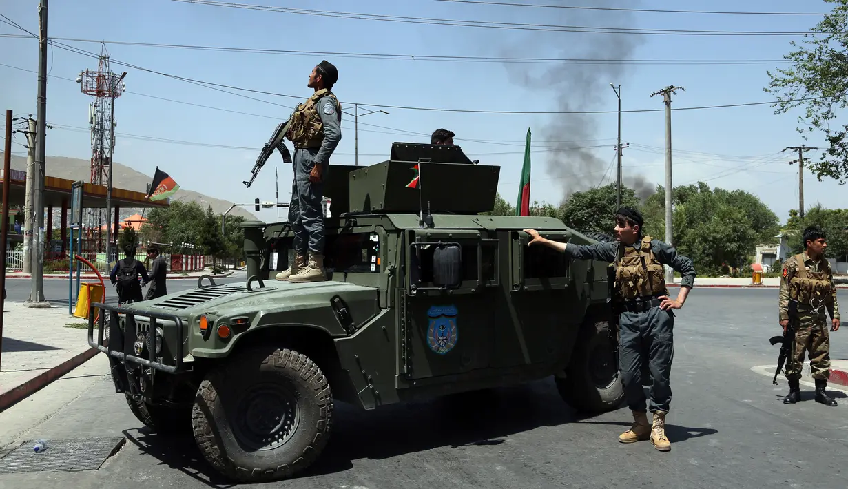 Pasukan keamanan Afghanistan berjaga di lokasi ledakan di Kabul, Afghanistan, Senin (1/7/2019). Ledakan dahsyat mengguncang ibu kota Afghanistan, Kabul. Efeknya membuat jendela beberapa bangunan pecah, serta mengirim asap tebal ke area kementerian pertahanan setempat. (AP Photo/Ramhat Gul)