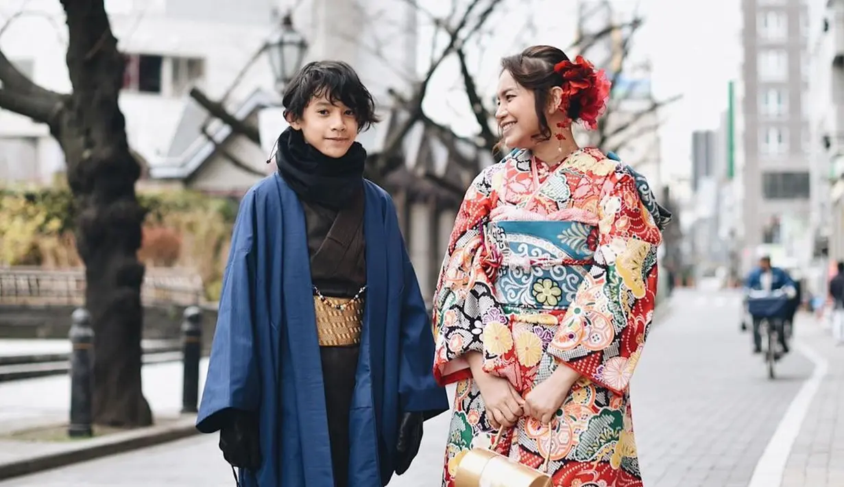 Dibalut kimono dengan motif statement, Rossa terlihat makin awet muda. [@itsrossa910].