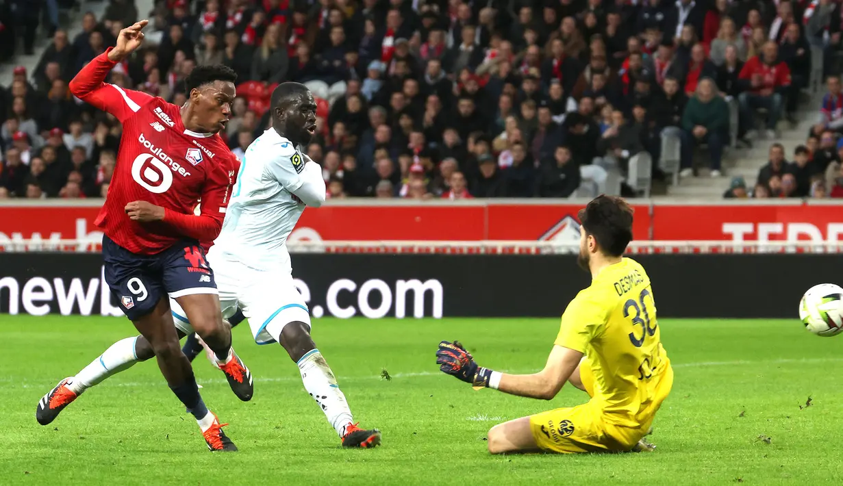 Pemain keempat yang mencetak hattrick di Ligue 1 2023/2024 adalah striker Kanada yang memperkuat LOSC Lille, Jonathan David (kiri). Pemain yang tengah menjalani musim keempat bersama LOSC Lille ini membuat hattrick pada pekan ke-22 saat menang 3-0 atas tamunya, Le Havre AC (17/2/2024). Hingga pekan ke-23 Ligue 1 2023/2024 ia telah mencetak total 11 gol dan 2 assist dari 23 laga. (AFP/Denis Charlet)