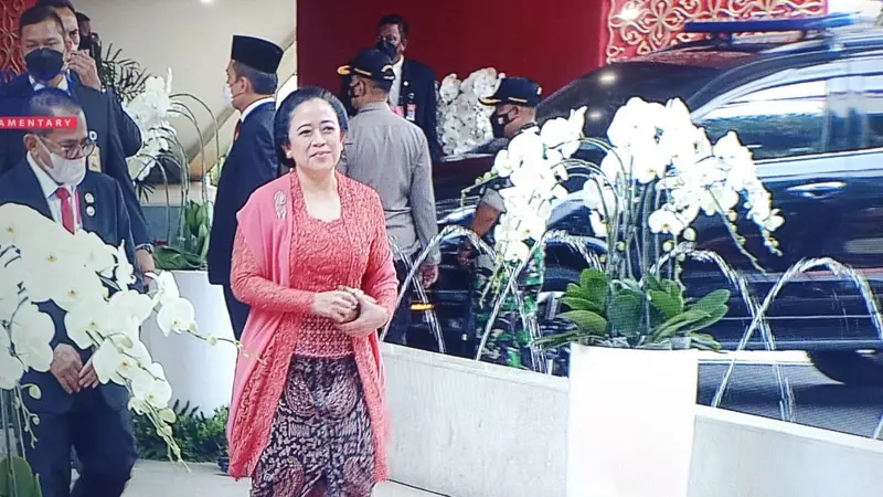 Ketua DPR RI Puan Maharani gunakan Kebaya Kutubaru berwarna terakota dengan corak batik tulis Jawa.