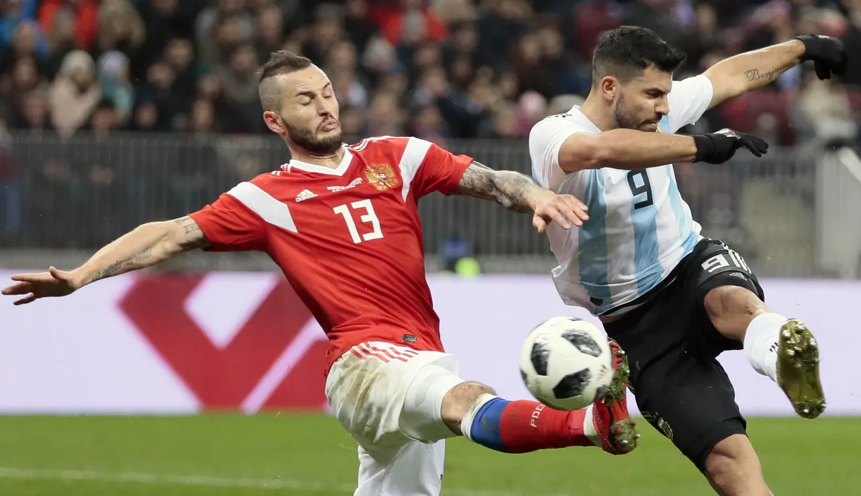 Striker Argentina, Sergio Aguero, melepaskan tendangan saat melawan Rusia pada laga persahabatan jelang Piala Dunia 2018 di Stadion Luzhniki, Moskow, Sabtu (11/11/2017). Rusia kalah 0-1 dari Argentina. (AP/Pavel Golovkin)
