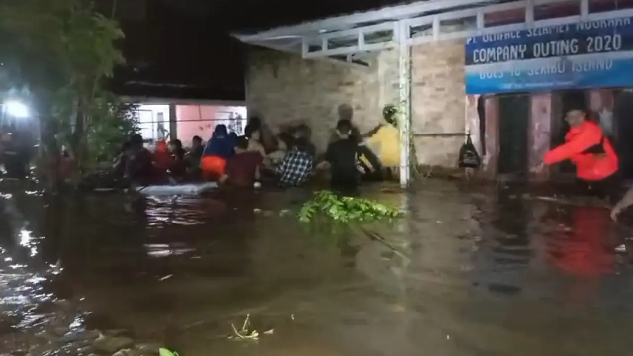 Hujan deras yang mengguyur Kota Sukabumi, Jawa Barat sejak Sabtu sore 9 Agustus 2025 memicu terjadinya banjir limpasan.