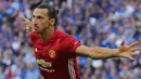 Striker MU, Zlatan Ibrahimovic melakukan selebrasi usai mencetak gol kegawanga Leicester City pada Piala Community Shield di stadion Wembley, London, Inggris, (1/8). MU juara usai mengalahkan Leicester City dengan skor akhir 2-1. (Reuters/Eddie Keogh)