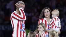 Momen emosional mewarnai perpisahan Antoine Griezmann dengan Atletico Madrid yang berlangsung pada Minggu (17/05/2026) malam waktu setempat. (AFP/Oscar Del Pozo)