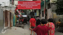 Sebuah spanduk penolakan terpasang di kawasan jalan Mangga Besar, Jakarta, Senin (22/8). Spanduk itu sengaja dipasang warga RW2 Kelurahan Mangga Besar sebagai aksi menolak penggusuran rumah mereka. (Liputan6.com/Gempur M Surya)