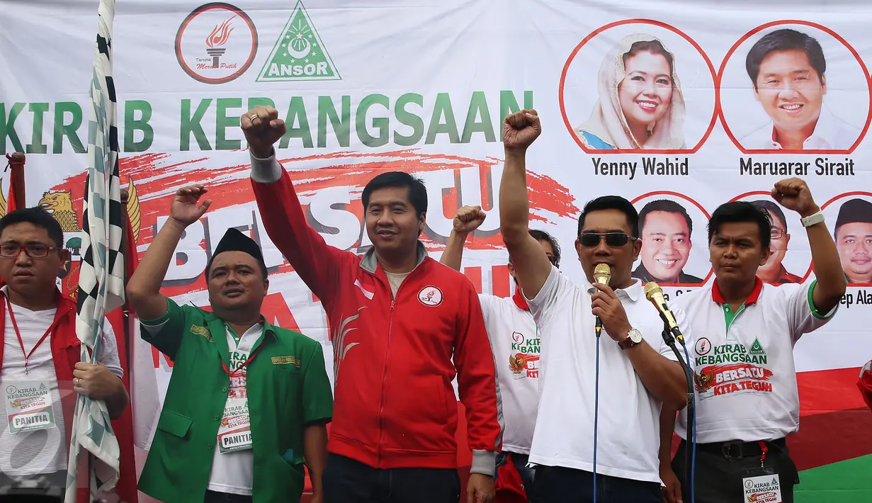 Maruarar Sirait bersama Ridwan Kamil membuka Kirab Kebangsaan 'Bersatu Kita Teguh', Subang, Jawa Barat, Sabtu (4/3). Kirab Kebangsaan bertujuan menggelorakan semangat kebinekaan, persatuan dan Pancasila sebagai ideologi bangsa. (Liputan6.com/Johan Tallo)