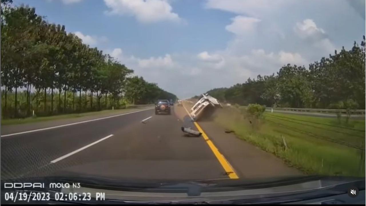 Viral Kecelakaan Mobil Hitam Senggol Rush Putih di Cipali Saat Mudik Lebaran Idul Fitri 2023, Ingat Lagi Cara Berkendara Aman di Jalan Tol