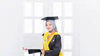 Ulfatun Nikmah yang lulusan SMK sukses meraih gelar Magister FEB UGM. (Foto: Istimewa)