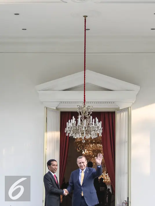 Presiden Jokowi berbincang dengan Presiden Turki Recep Tayyip Erdogan di Istana Merdeka, Jakarta, Jumat (31/7/2015). Kunjungan kenegaraan ini bertepatan dengan perayaan 65 tahun hubungan kerja sama antara Indonesia dan Turki. (Liputan6.com/Faizal Fanani)