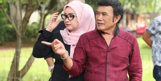 Sejak lama Rhoma Irama dan Rica Rahim tak terlihat di layar lebar. Kini pasangan suami istri itu akan menghiasi layar kaca selama bulan Ramadan. Sinetron perdana bagi Rhoma Irama dan Rica Rahim. (Nurwahyunan/Bintang.com)