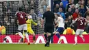 Pemain Tottenham Hotspur Harry Kane (kedua kanan) mencoba mencetak gol ke gawang West Ham United pada pertandingan sepak bola Liga Inggris di Tottenham Hotspur Stadium, London, Inggris, Minggu (20/3/2022). Tottenham Hotspur menang 3-1. (AP Photo/David Cliff)