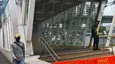 Petugas berjaga di depan pintu masuk menuju stasiun MRT Benhil, Jakarta, Selasa (29/4/2020). PT MRT Jakarta (Perseroda) menutup sementara layanan Stasiun Bendungan Hilir (Benhil) dan Stasiun Senayan sebagai bentuk dukungan penerapan pembatasan sosial berskala besar (PSBB). (Liputan6.com/Johan Tallo)