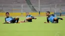 Penyerang Timnas Senior Indonesia, Cristian Gonzales (tengah) melakukan peregangan otot usai berlatih jelang laga persahabatan melawan Timor Leste di Stadion GBK Jakarta, Senin (10/11/2014). (Liputan6.com/Helmi Fithriansyah)
