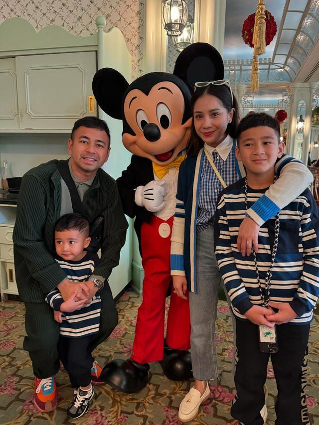 Potret gemas Rafathar, Rayyanza dan Lily kenakan baju kembar (credit: instagram/raffinagita1717)