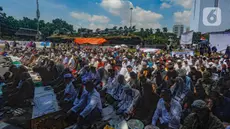 Massa aksi kawal putusan Mahkamah Konstitusi (MK) terkait sengketa hasil Pilpres 2024 melaksanakan salat zuhur berjemaah di sekitar Patung Kuda Arjuna Wiwaha, Monas, Jakarta Pusat, Senin (22/4/2024). (merdeka.com/Arie Basuki)