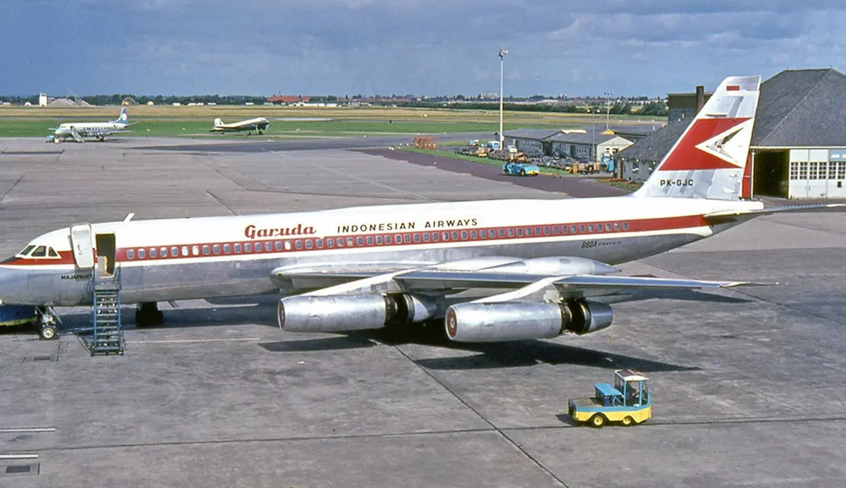 Pesawat Garuda Indonesia saat melakukan aktifitas penerbangan di Bandar Udara Kemayoran, pada tahun 1984 pemerintah memindahkan operasional penerbangan ke Bandar Udara Internasional Soekarno Hatta .(livedoor.blogimg.jp)