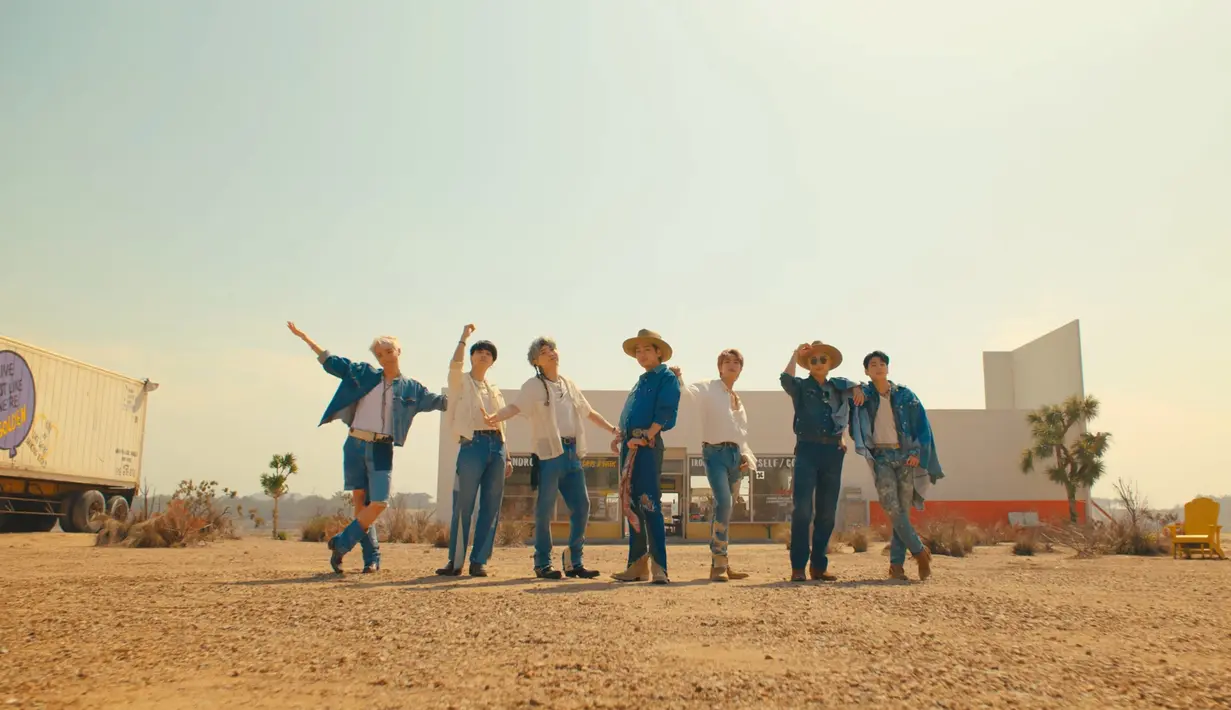 Dalam sekitar 7 jam rilis, MV ini sudah ditonton 35 juta kali di YouTube saat berita ini ditulis. Video tersebut juga masuk video trending teratas di Indonesia. Selamat kepada para ARMY yang mendapat kado anniversary keren dari BTS! (YouTube HYBE LABELS)