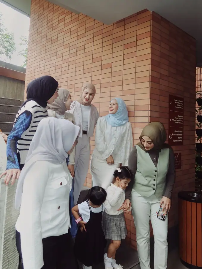 Gaya Busana Arisan Geng Mamayu yang Anti Membosankan dengan Outfit Netral, dari Aurel Hermansyah hingga Dinda Hauw