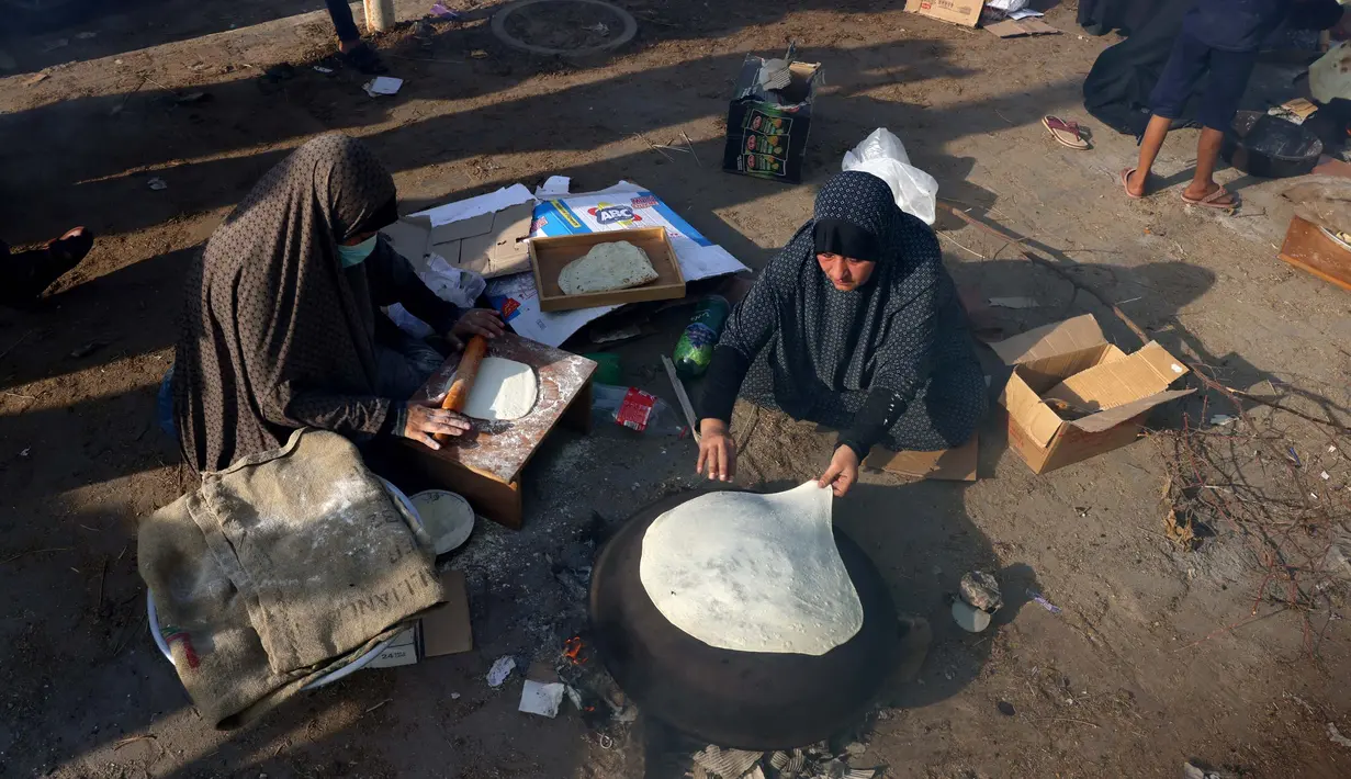 Roti akan dibagikan untuk keluarga pengungsi yang sebagian besar berasal dari utara Jalur Gaza. (SAID KHATIB/AFP)