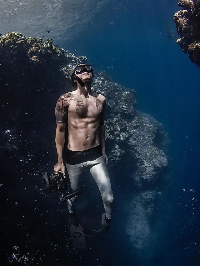 Potret Dikta Freediving di Pulau Menjangan, Menikmati Pemandangan di Bawah Laut. (Sumber: Instagram/dikta)
