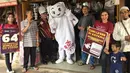 Maskot Piala Dunia 2022, La'eeb berfoto bersama warga saat mengunjungi Pasar Sentra Antasari, Banjarmasin, Kalimantan Selatan, Sabtu (29/10/2022). Kedatangan La'eeb ini menambah kemeriahan jelang bergulirnya Piala Dunia 2022 pada November mendatang. (FOTO: Dok. SCM)