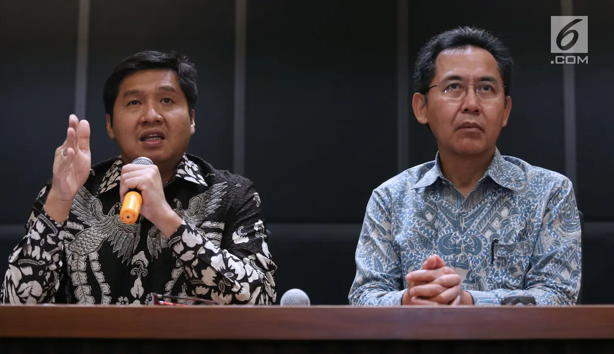 Ketua SC Piala Presiden 2018, Maruarar Sirait (kiri) bersama Dirut PPKGBK. Winarto memberi keterangan terkait permasalahan pasca pelaksanaan final turnamen Piala Presiden 2018 di Stadion GBK, Jakarta, Senin (19/2). (Liputan6.com/Helmi Fithriansyah)