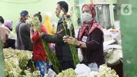 Warga memilih bunga potong untuk hiasan Lebaran di Rawa Belong, Jakarta Barat, Rabu (12/5/2021). Menyambut Hari Raya Idul Fitri 1442 H, banyak warga memburu bunga potong untuk menghias rumah. (Liputan6.com/Angga Yuniar)