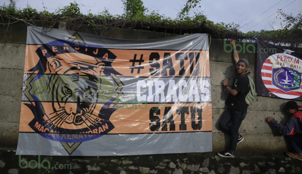 Dua Orang Suporter The Jack memasang spanduk dekat Lapangan Youth Training Center, Sawanngan, Depok, Rabu (17/2/2016). (Bola.com/Nicklas Hanoatubun)
