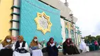 Umat Islam membaca Al-Quran sambil menunggu waktu berbuka puasa di halaman Masjid Raya Jakarta Islamic Center, Jakarta Utara, Senin (18/4/2022). Acara ngabuburit sambil khataman Al-Quran ini merupakan rangkaian acara menyambut 17 Ramadhan atau malam Nuzulul Quran. (Liputan6.com/Herman Zakharia)
