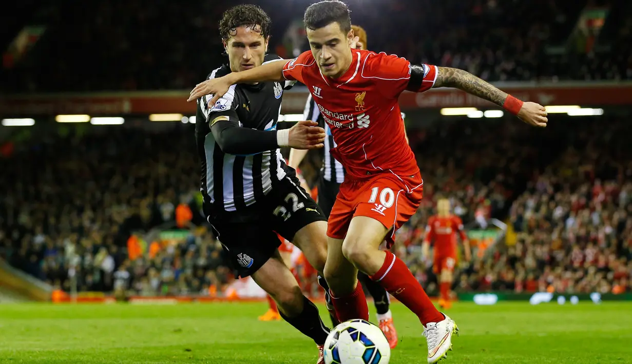 Gelandang Liverpool, Philippe Coutinho (kanan) berusaha melewati pemain Newcastle Daryl Janmaat saat Laga Liga Premier Inggris di Anfield Stadium, Inggris, Senin (13/5/2015). Liverpool menang 2-0 atas Newcastle United. (Reuters/Andrew Yates)