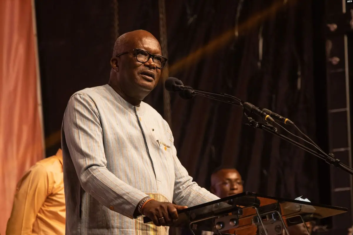 Presiden Burkina Faso Roch Marc Christian Kaboré berbicara di hadapan para pendukungnya di Ouagadougou, 26 November 2020. (AFP)