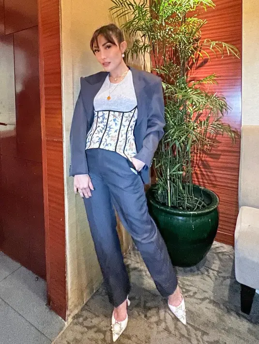 Gaya Ayu Dewi di berbagai acara memang patut diacungi jempol. Seperti terlihat di foto ini, padu padan apik yang berhasil menunjukkan body goalsnya. [Foto: Instagram/mrsayudewi]