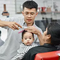 Simak cerita pegawai bank yang keluar dari zona nyaman dengan menjadi tukang cukur (Hairnerds Studio)