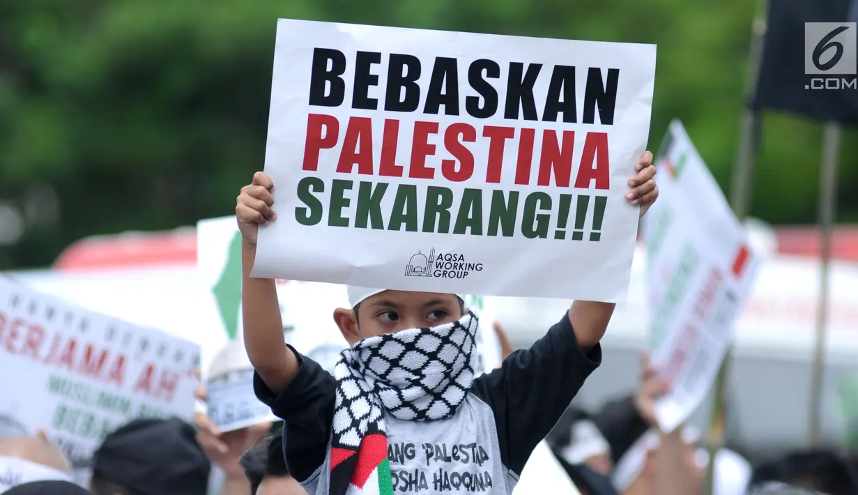 Massa membentangkan tulisan saat berunjuk rasa di depan Kedubes AS Jalan Medan Merdeka Selatan, Jakarta, Selasa (3/4). Aksi ini dukungan moral kepada rakyat Palestina yang ingin pulang ke tanah kelahiran. (Liputan6.com/Helmi Fithriansyah)