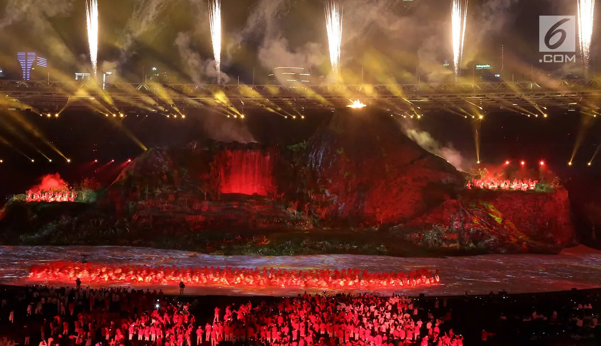 Penari memasuki panggung jelang penyalaan obor Asian Games 2018 saat pembukaan di Stadion Utama Gelora Bung Karno (SUGBK), Jakarta, Sabtu (18/8). (Liputan.com/Fery Pradolo)
