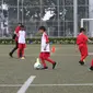 Anak-anak berlatih menggiring bola dalam sesi Lifebuoy Coaching Clinic di Lapangan Rugby Senayan, Jakarta. (Liputan6.com)